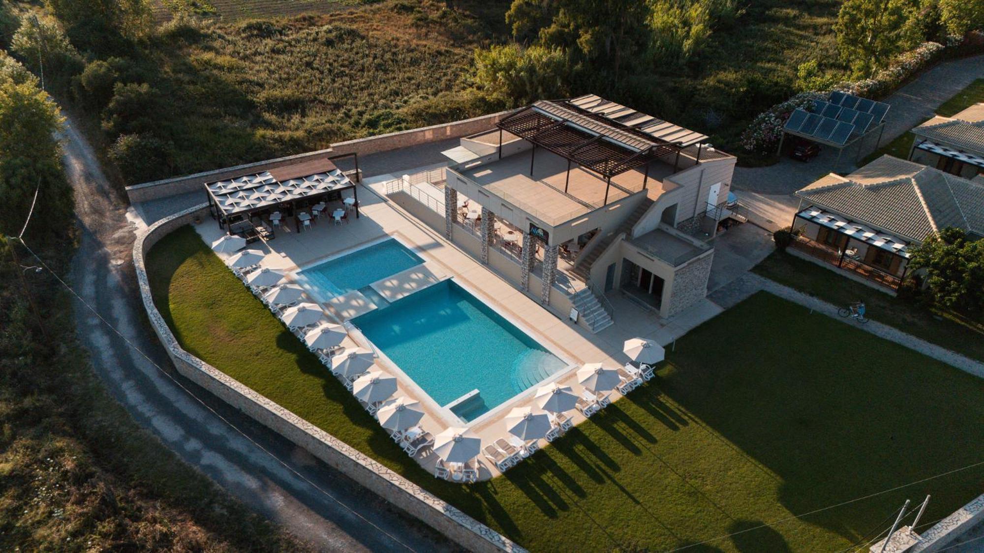 Niriides Luxury Villas 酒店 Methóni